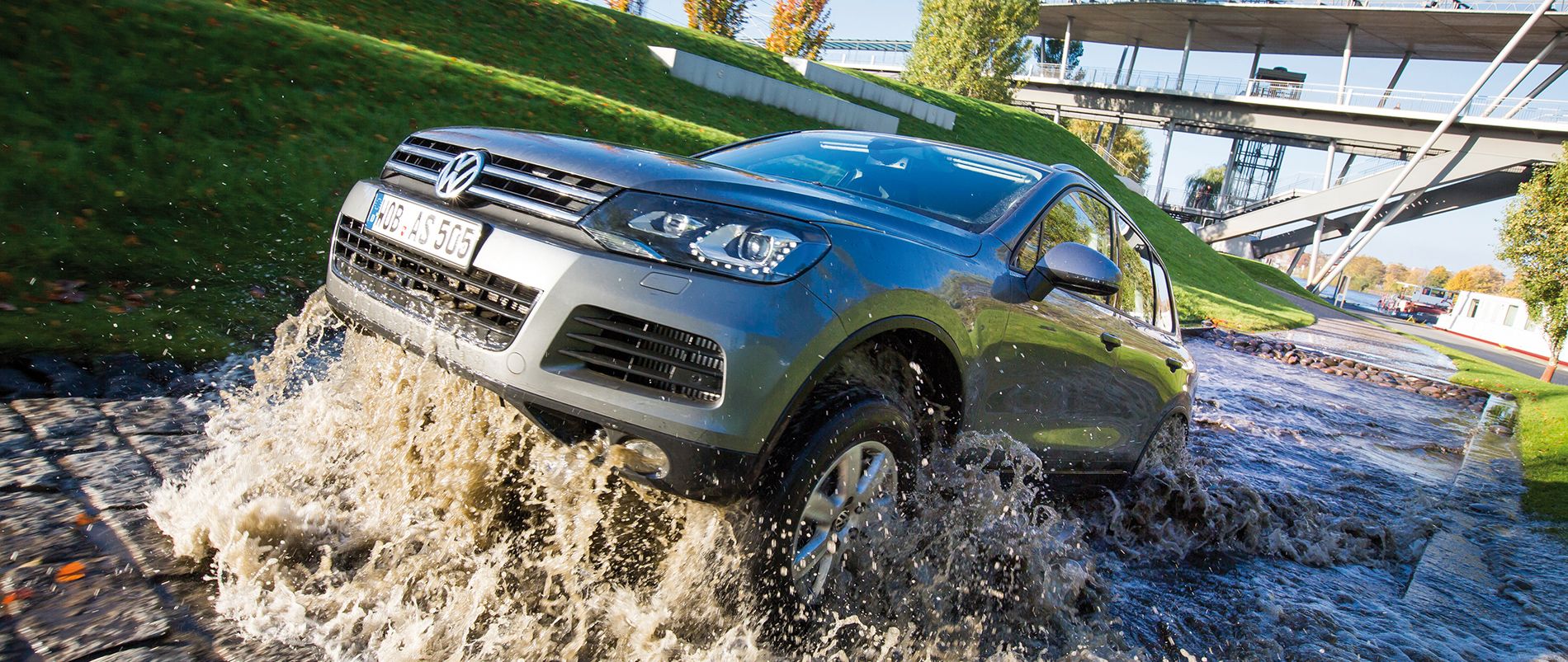 SUV fährt durch Wasser auf einem Offroad-Parcours