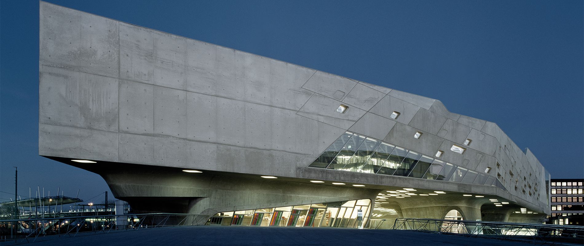 Modernes Gebäude mit auffälligem, geometrischem Design bei Nacht.